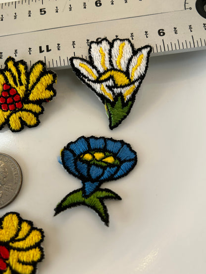 6 pieces FLORAL VINTAGE appliqués blue yellow black outline pink flower iron on Patches #9