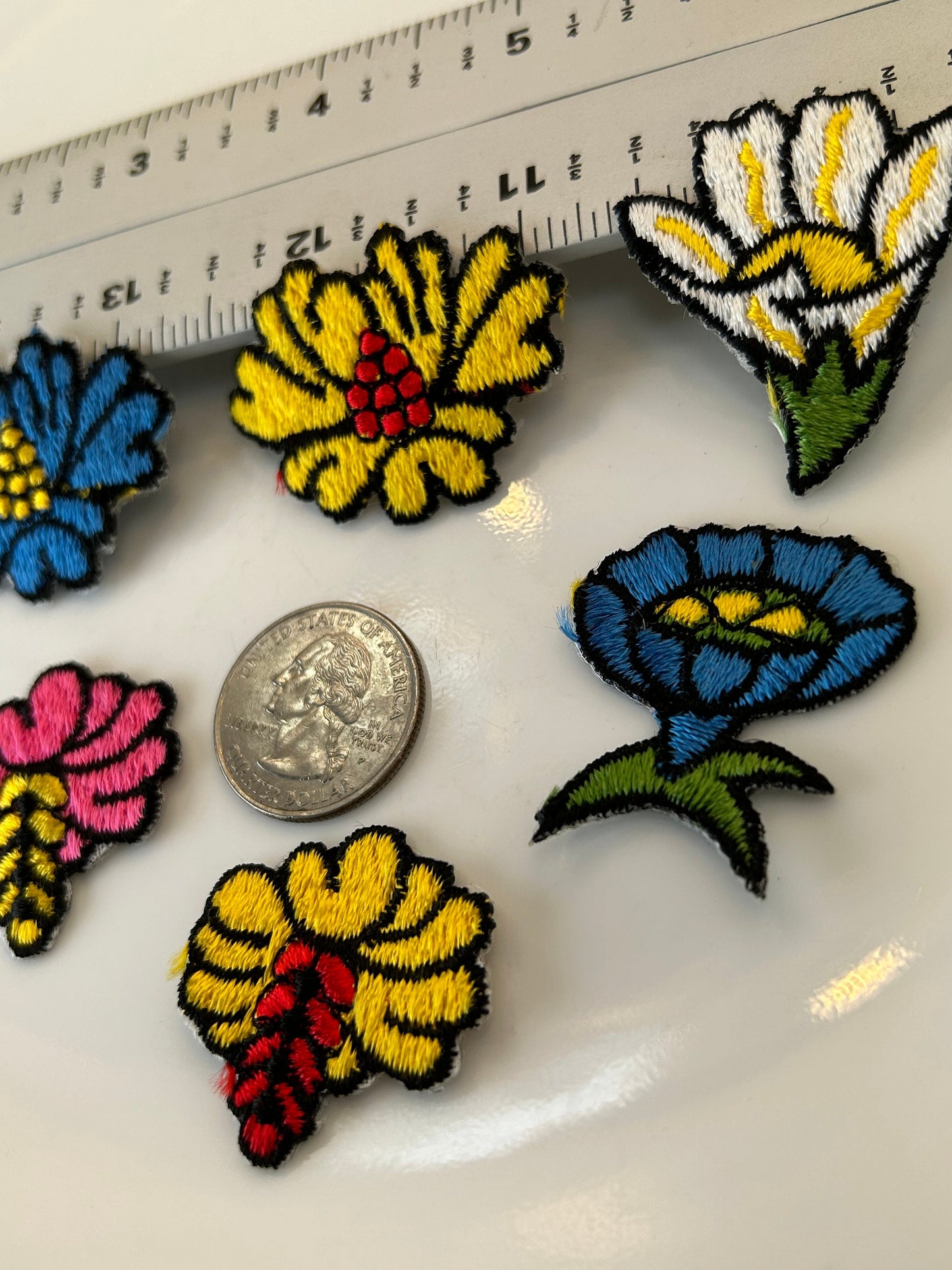 6 pieces FLORAL VINTAGE appliqués blue yellow black outline pink flower iron on Patches #9