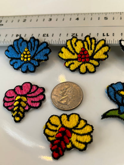 6 pieces FLORAL VINTAGE appliqués blue yellow black outline pink flower iron on Patches #9