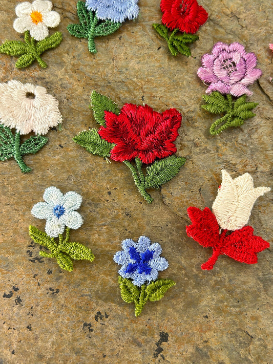 Cute vintage flowers appliqués 11 pieces set. lot #28