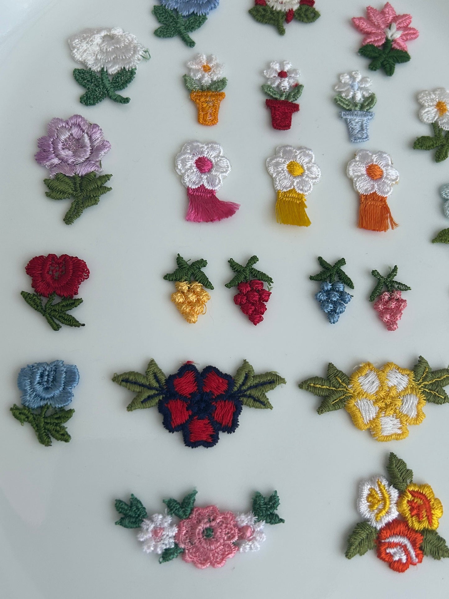 Small vintage appliqués tiny lace flowers rose daisy embroidered embellishments retro sewing mini appliques wholesale floral  sets #50