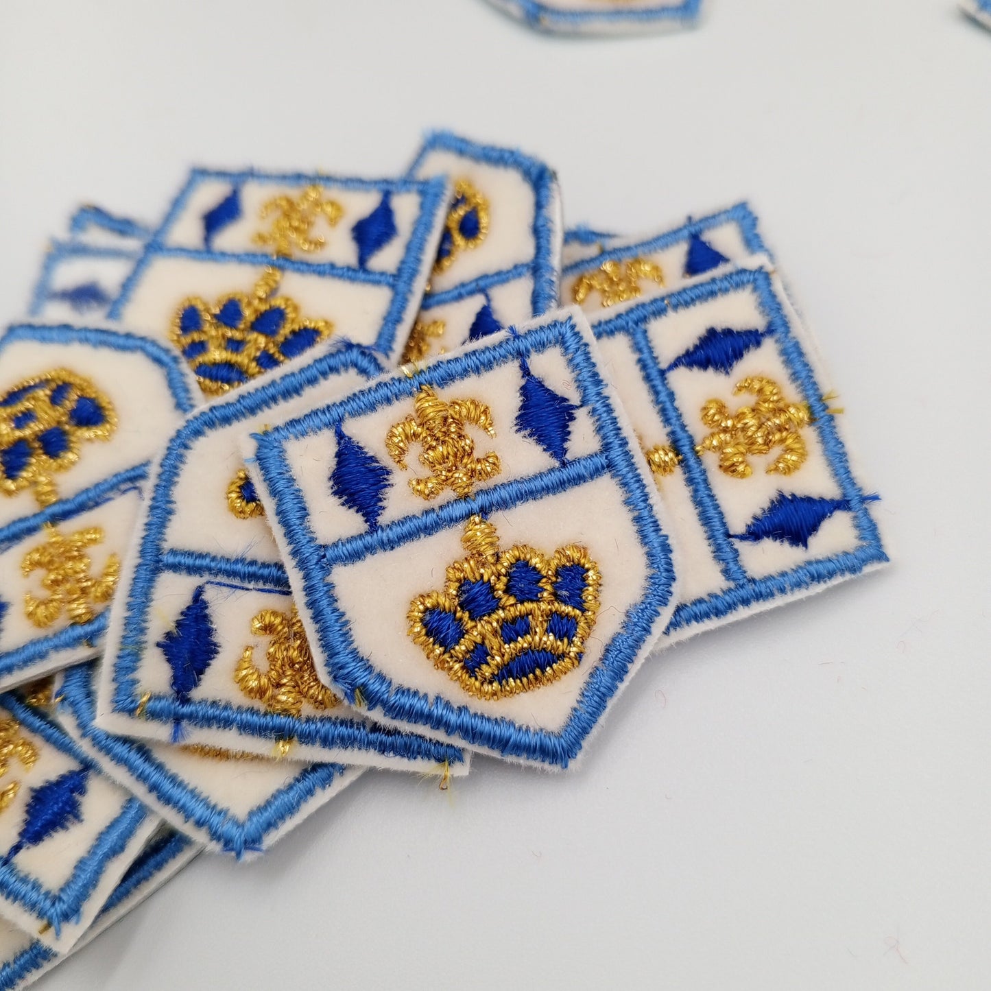 VINTAGE Badge Patches white blue metallic gold crown Embroidered Appliques #707