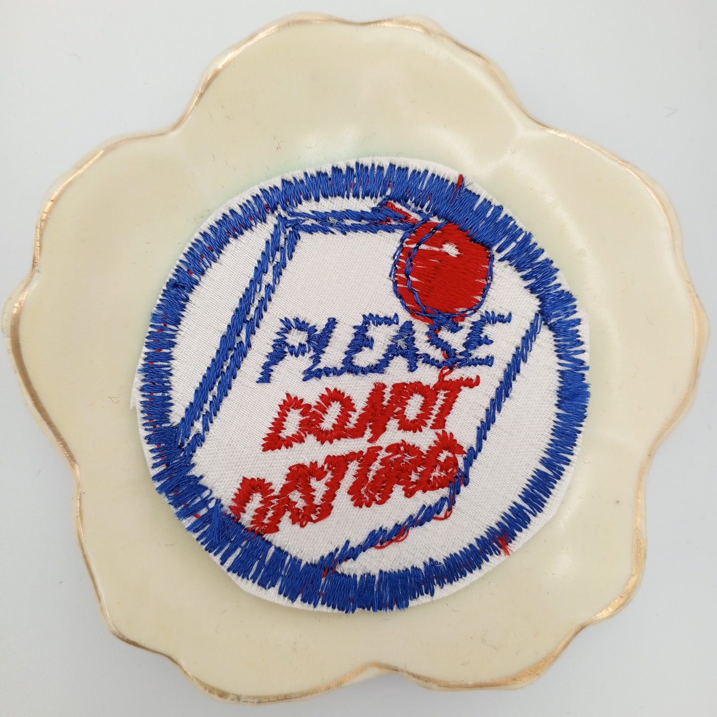 VINTAGE Badge Patches white red blue please do not disturb patch Embroidery Appliques #744