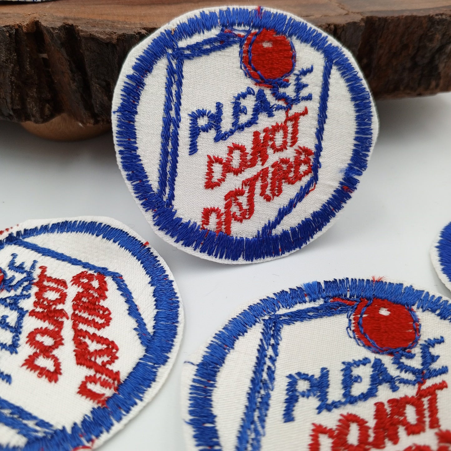 VINTAGE Badge Patches white red blue please do not disturb patch Embroidery Appliques #744