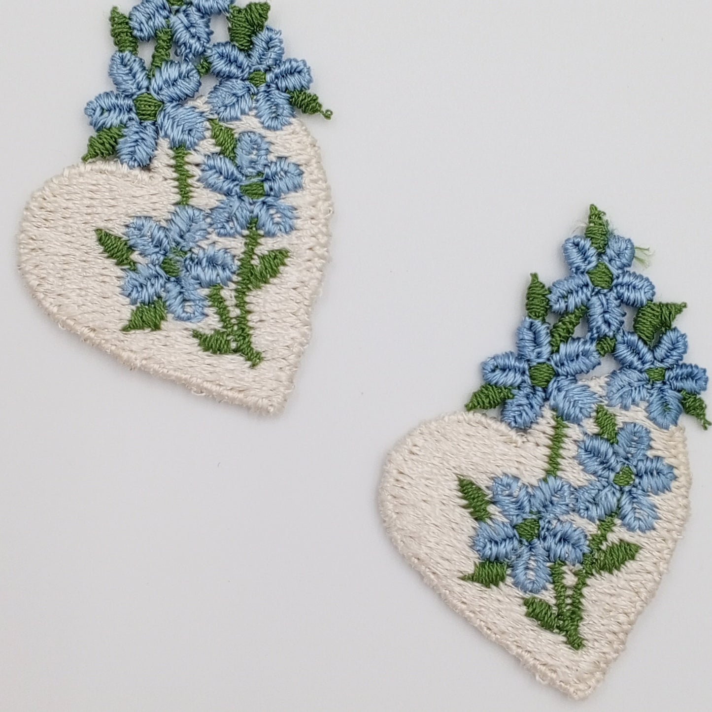 VINTAGE Blue green Floral off white heart patches Sew on Heart Appliques #648