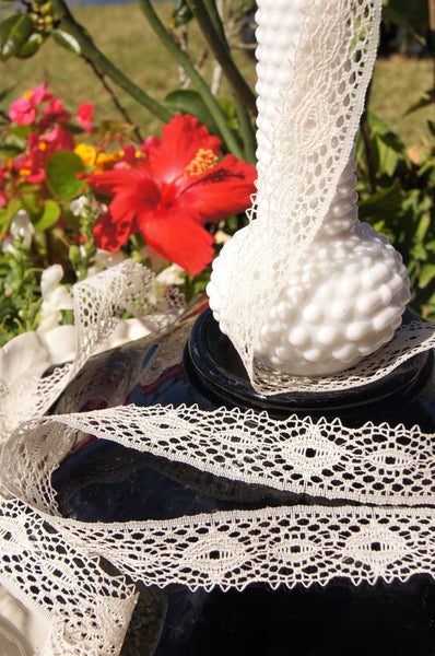 White Gathered Lace - Clover Trim From Nottingham With Scalloped Edge –  ThreadandTrimmings